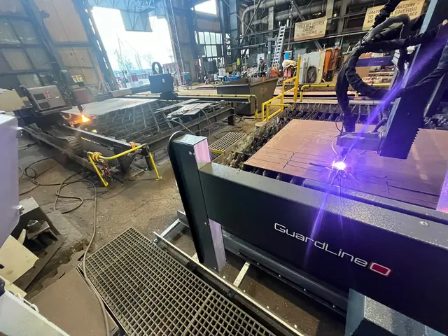 Brennschneidanlage STIGAL PROMaster 3D beim Plasmaschneiden eines Blechs in der Halle von Mirand CNC in Stettin