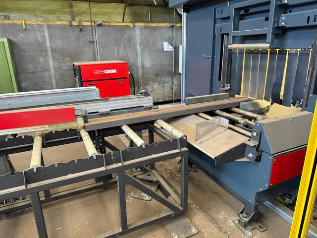 Roller conveyor of the section line with a steel bar